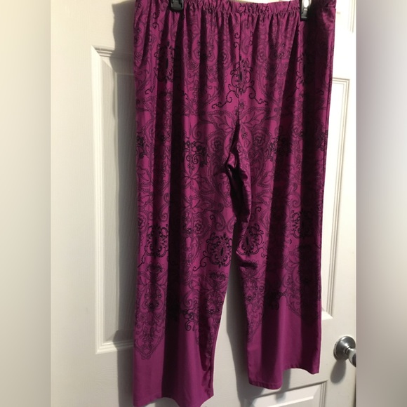 Woman’s 2 Piece INTIMATES Sleepwear Set. - Picture 7 of 15